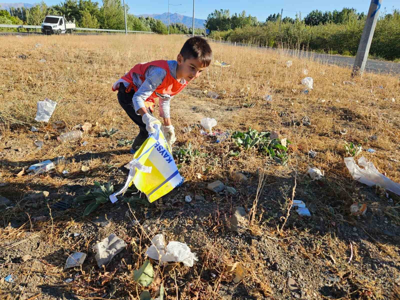 Bingöl’de gönüllülerinden çevre temizliği