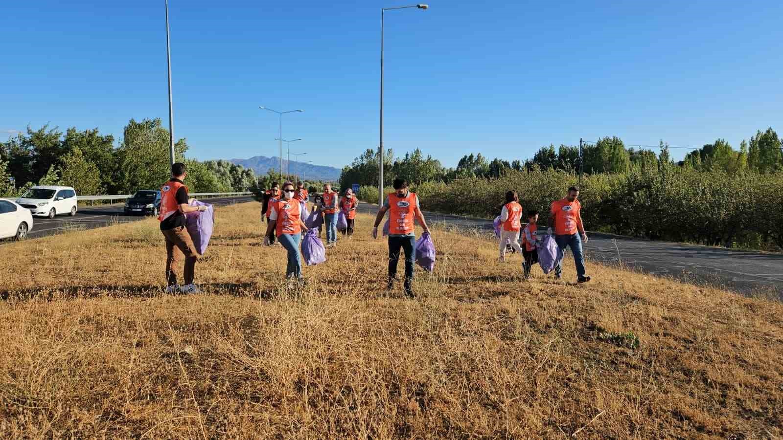 Bing&ouml;l&rsquo;de g&ouml;n&uuml;ll&uuml;lerinden &ccedil;evre temizliği
