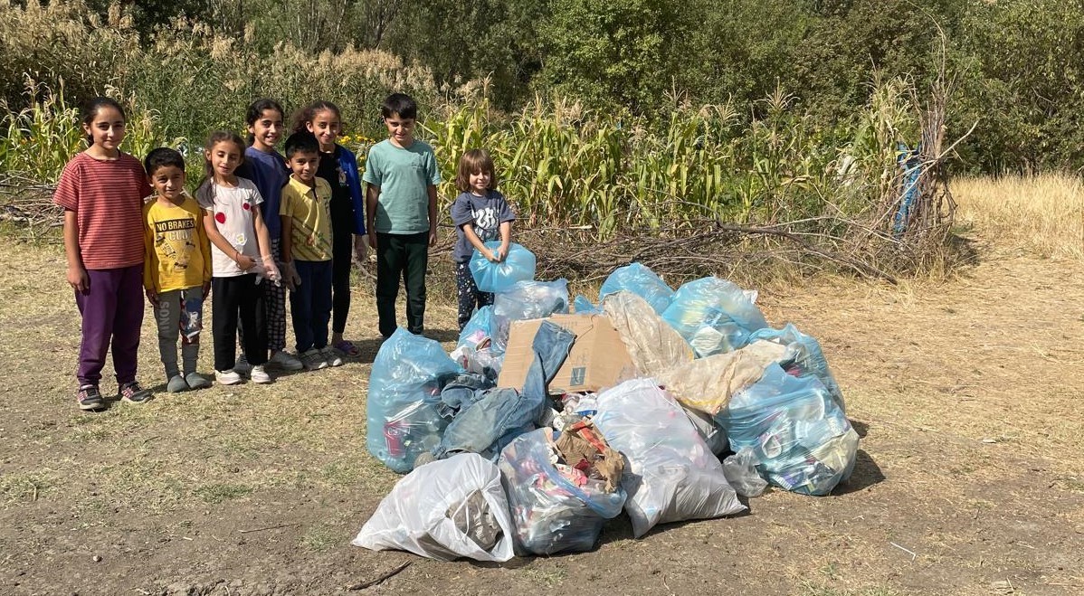 Hakkari’de minik eller çöp topladı