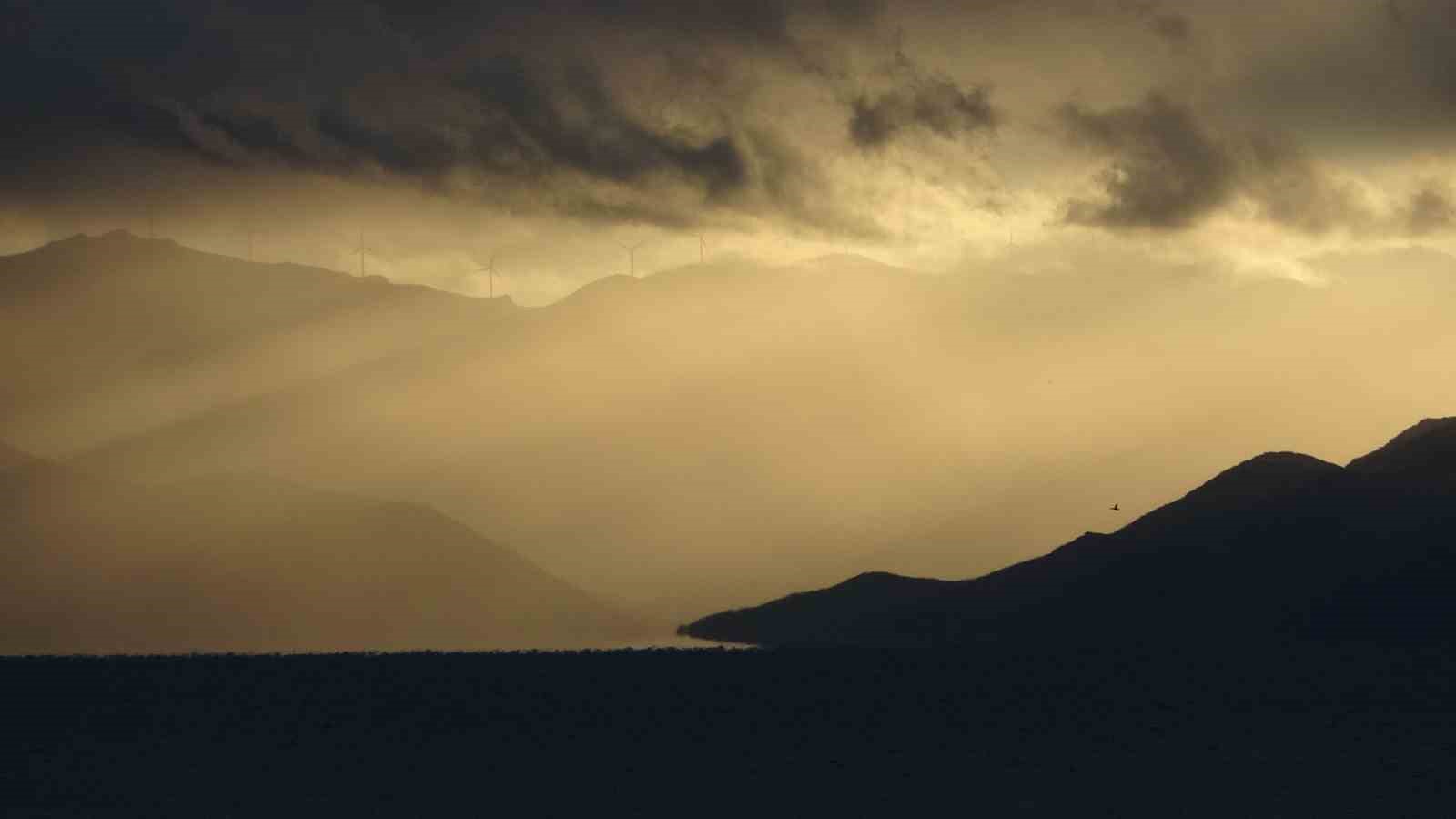 Van&rsquo;da bulutların arasındaki ışık h&uuml;zmeleri mest etti
