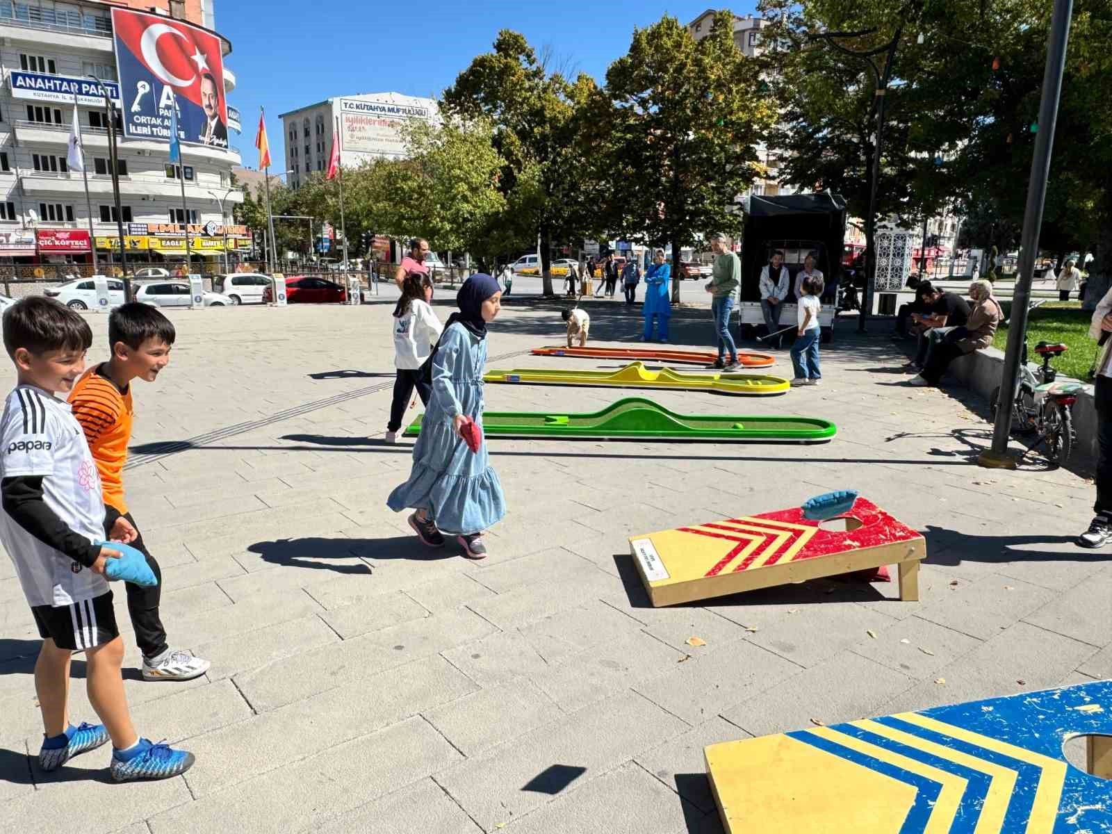 K&uuml;tahya&rsquo;da sağlıklı yaşam farkındalığı i&ccedil;in festival d&uuml;zenlendi
