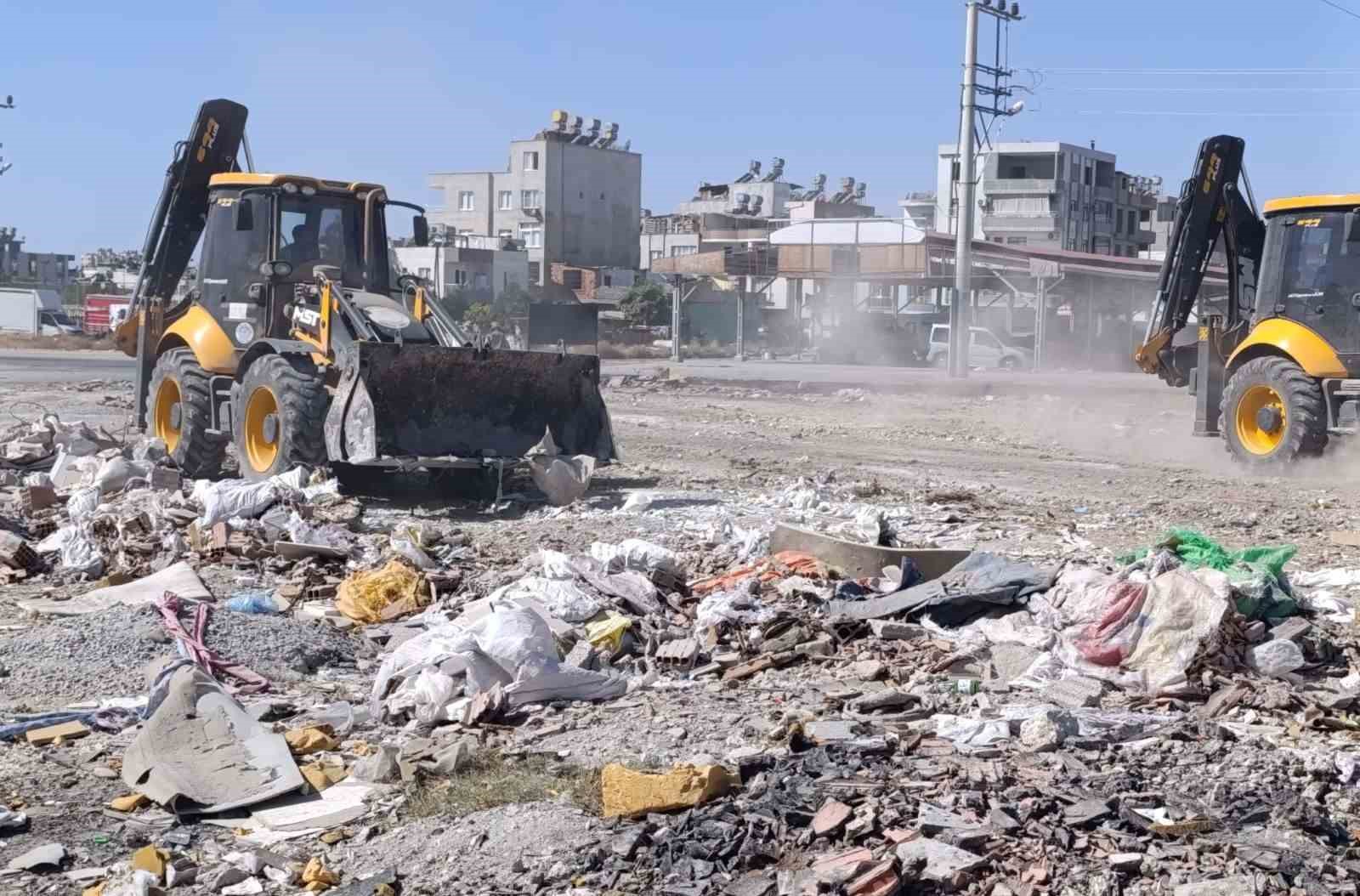 Akdeniz Belediyesi 4 mahalleden 20 kamyon atık topladı