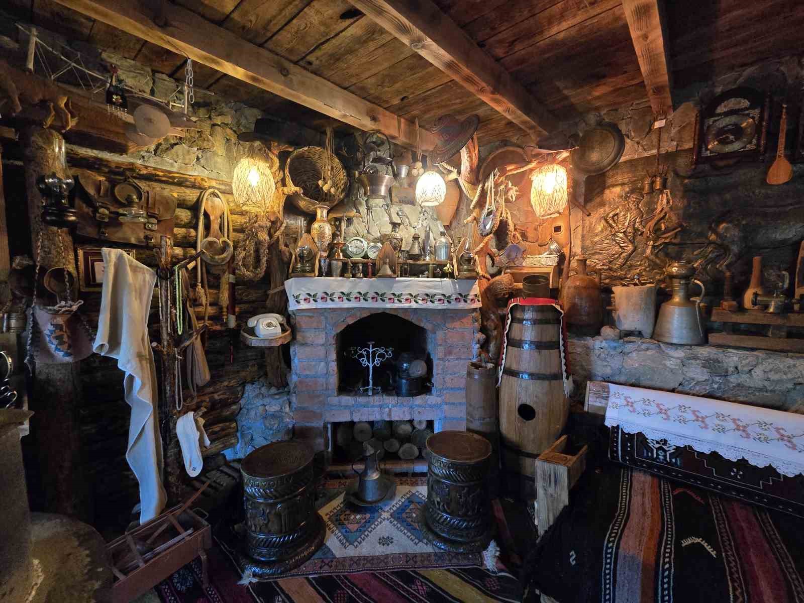 10 parça ile başladı, şimdi yüzlercesini evinde sergiliyor