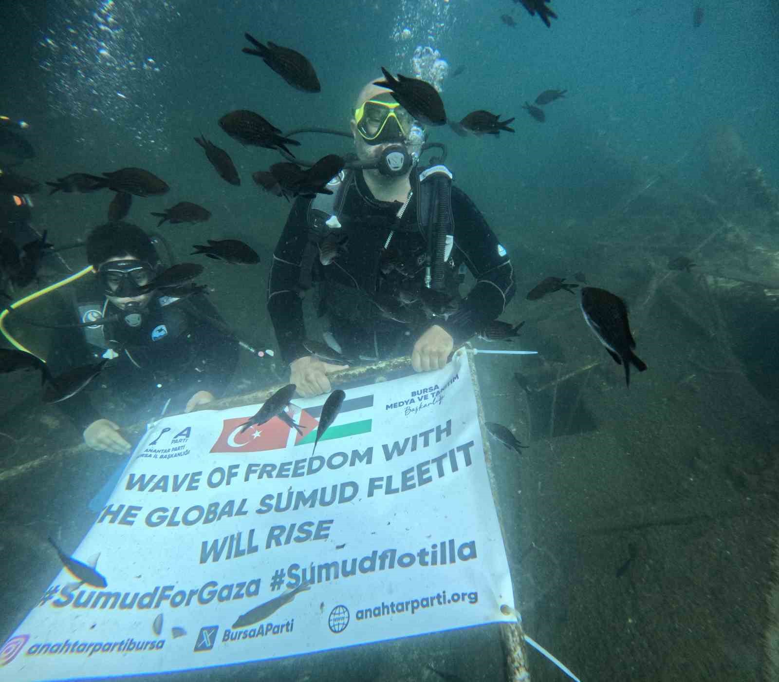 Denizin dibinde Filistin bayrağı açtılar
