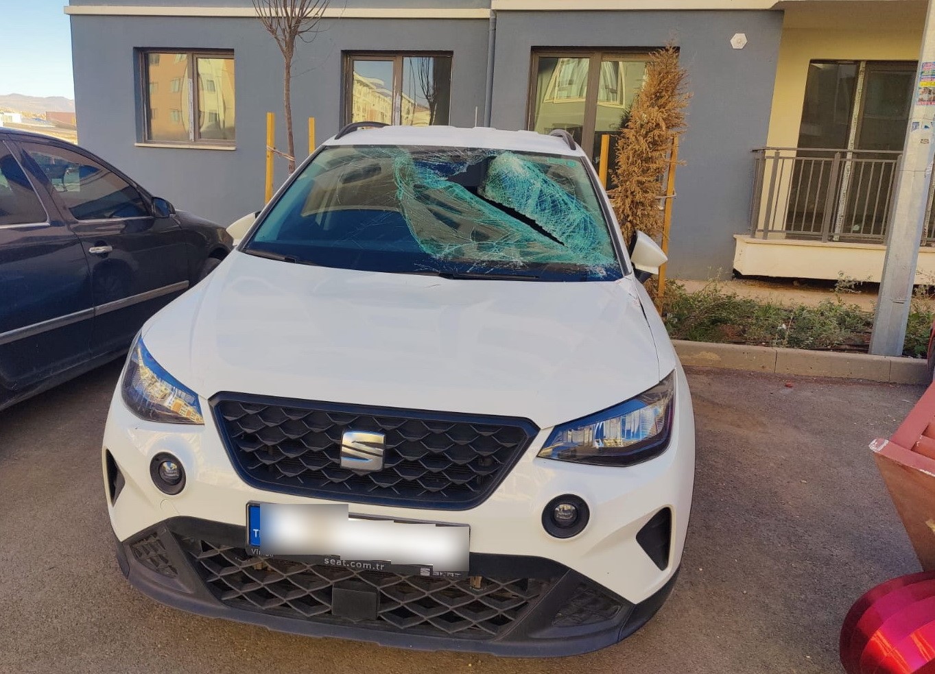 Rüzgarda uçan havalandırma cihazı aracın üzerine düştü

