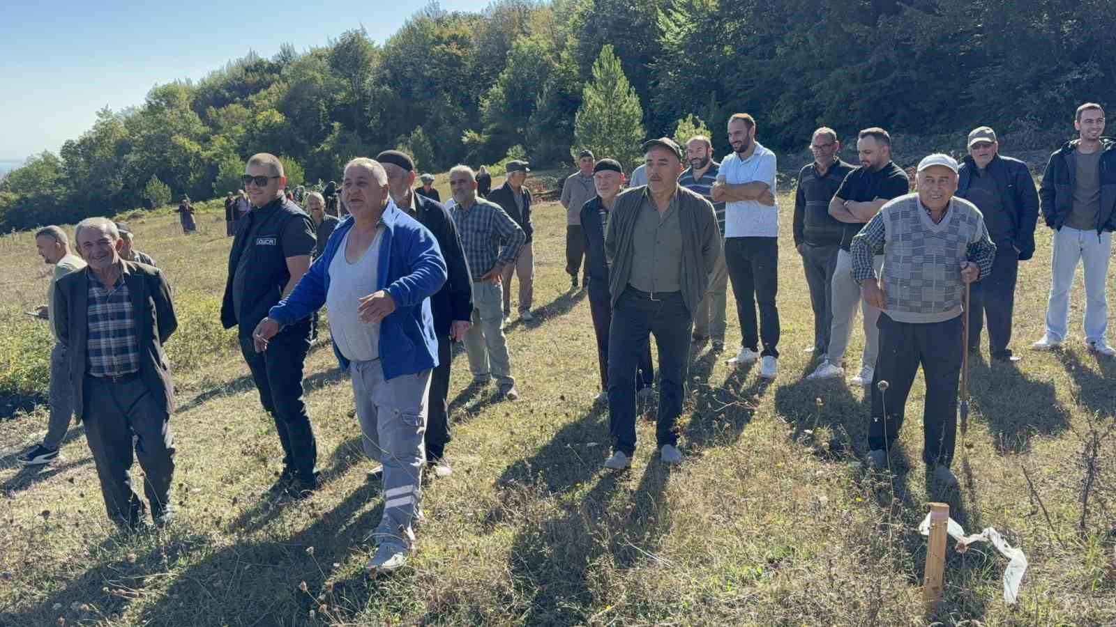 Vatandaşlar hayvan barınağına karşı iş makinesinin &ouml;n&uuml;n&uuml; kesti
