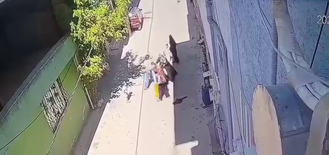 Bursa’da sokak ortasında dehşet... 3 kadın, kucağında çocuğu olan anneyi tekme tokat dövdü
