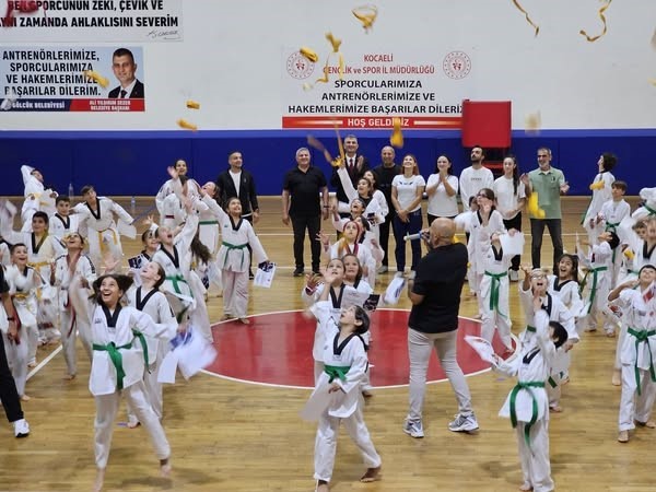 Tekvando sporcuları kuşak atladı
