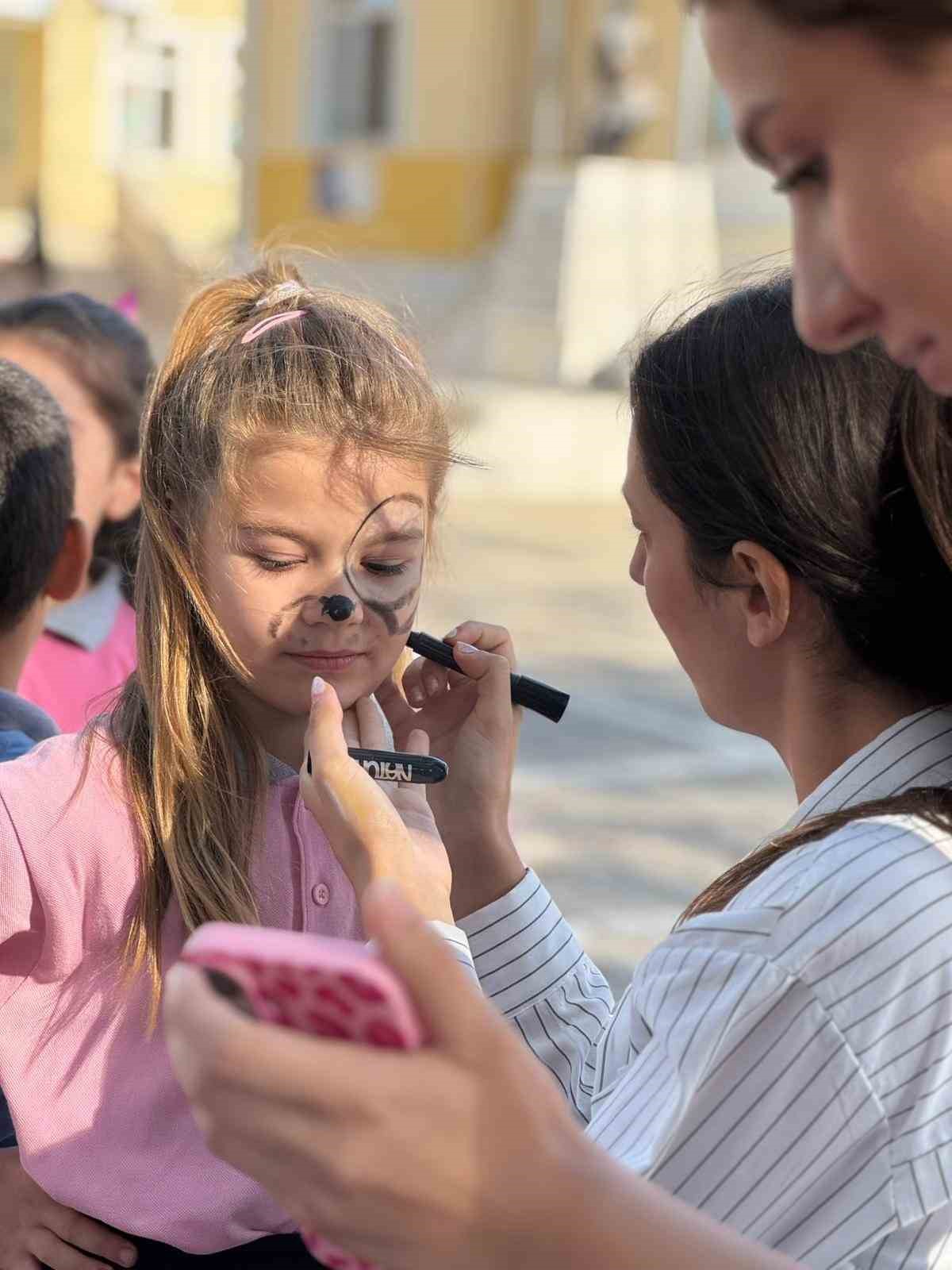 Gen&ccedil;lik Merkezi G&ouml;n&uuml;ll&uuml;leri, Menteşe&rsquo;de &ccedil;ocuklara unutulmaz bir g&uuml;n yaşattı
