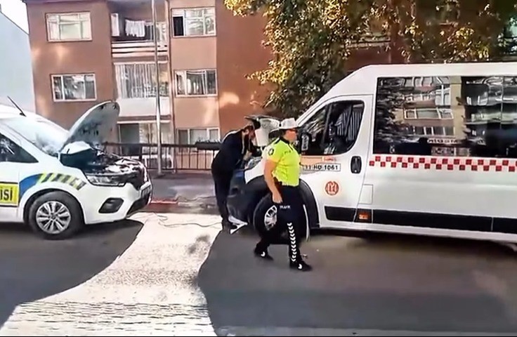 Bilecik&rsquo;te polis ekipleri yolda kalan otob&uuml;se yardım eli uzattı
