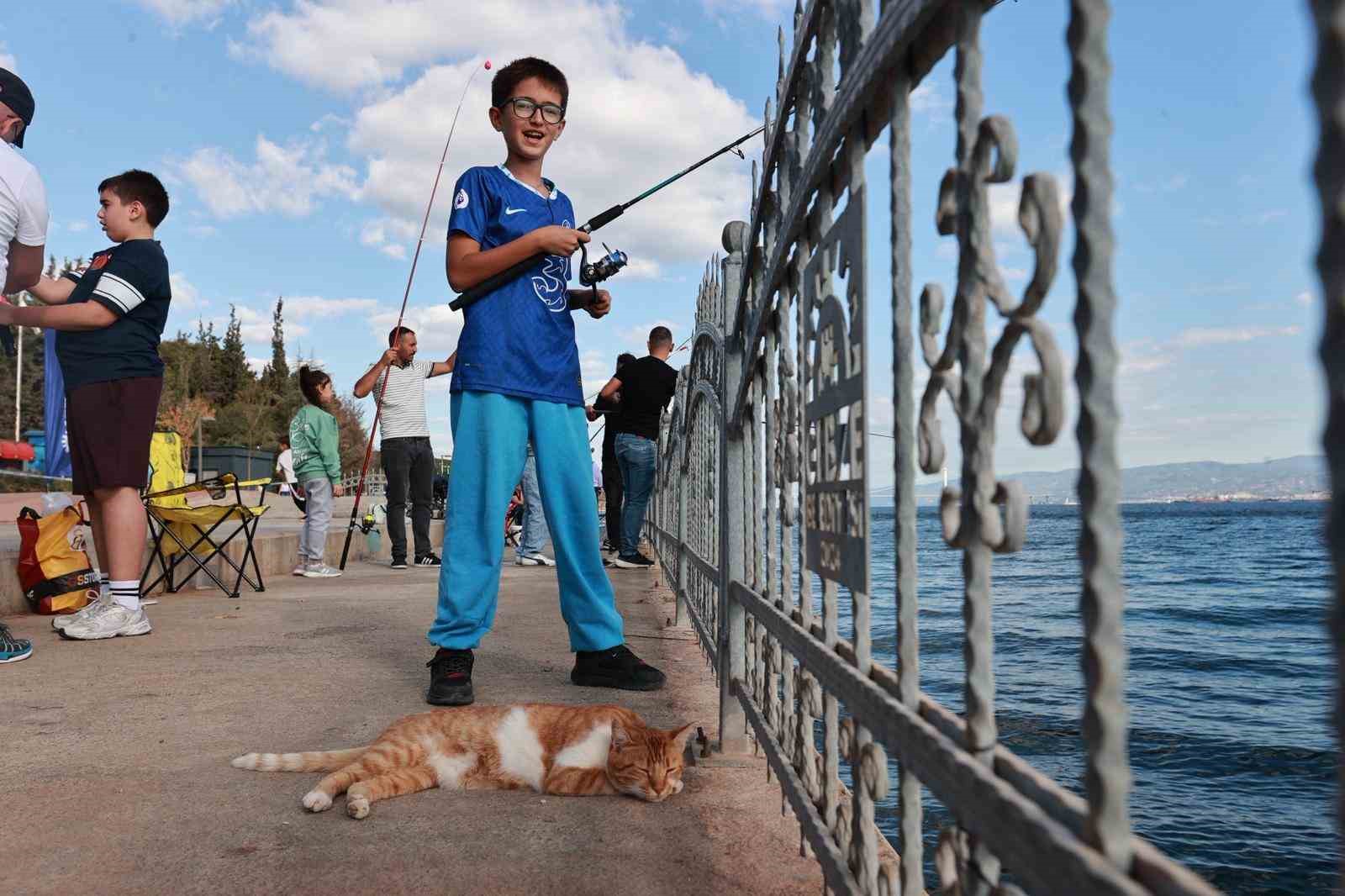 Babalar ve çocuklar oltalarını Eskihisar’da denize attı