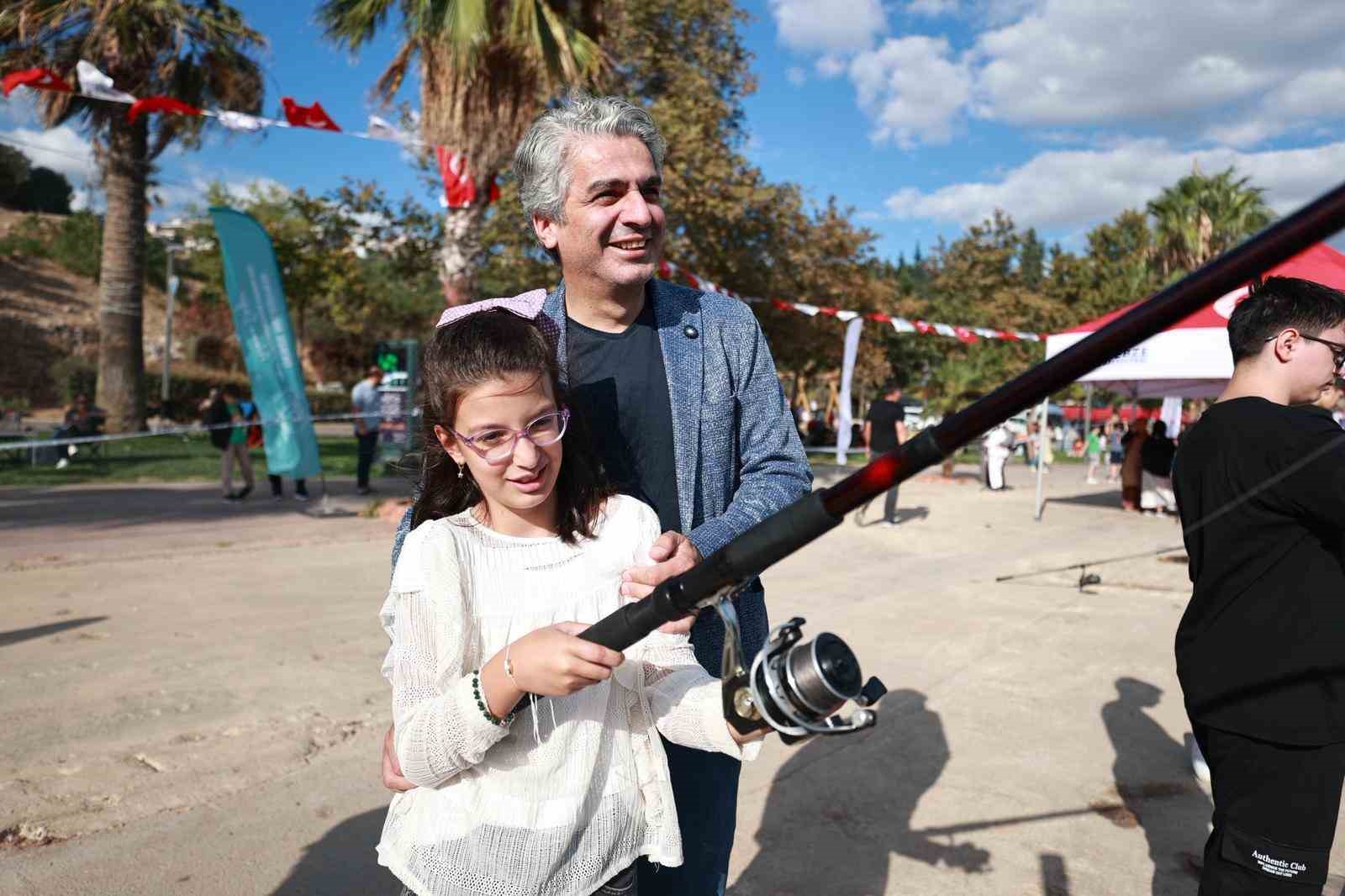 Babalar ve çocuklar oltalarını Eskihisar’da denize attı

