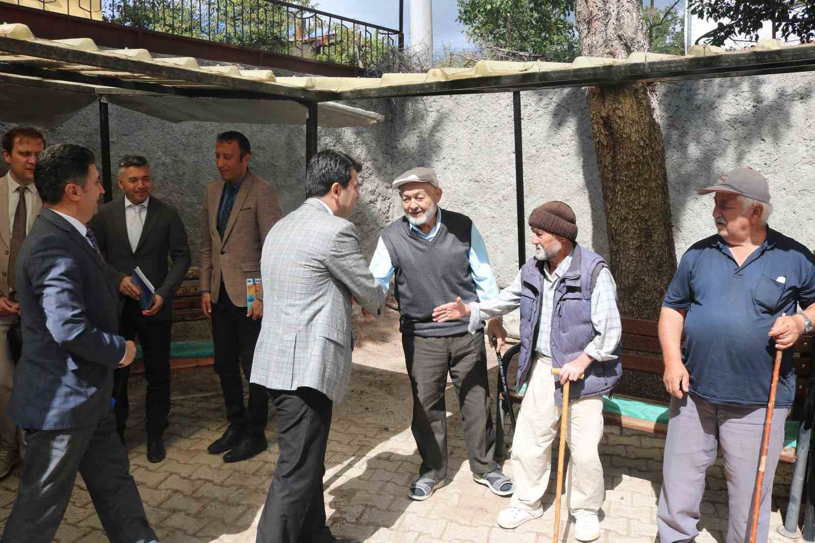 Gediz Kaymakamı Emrah Uzun k&ouml;y ziyaretlerine devam ediyor
