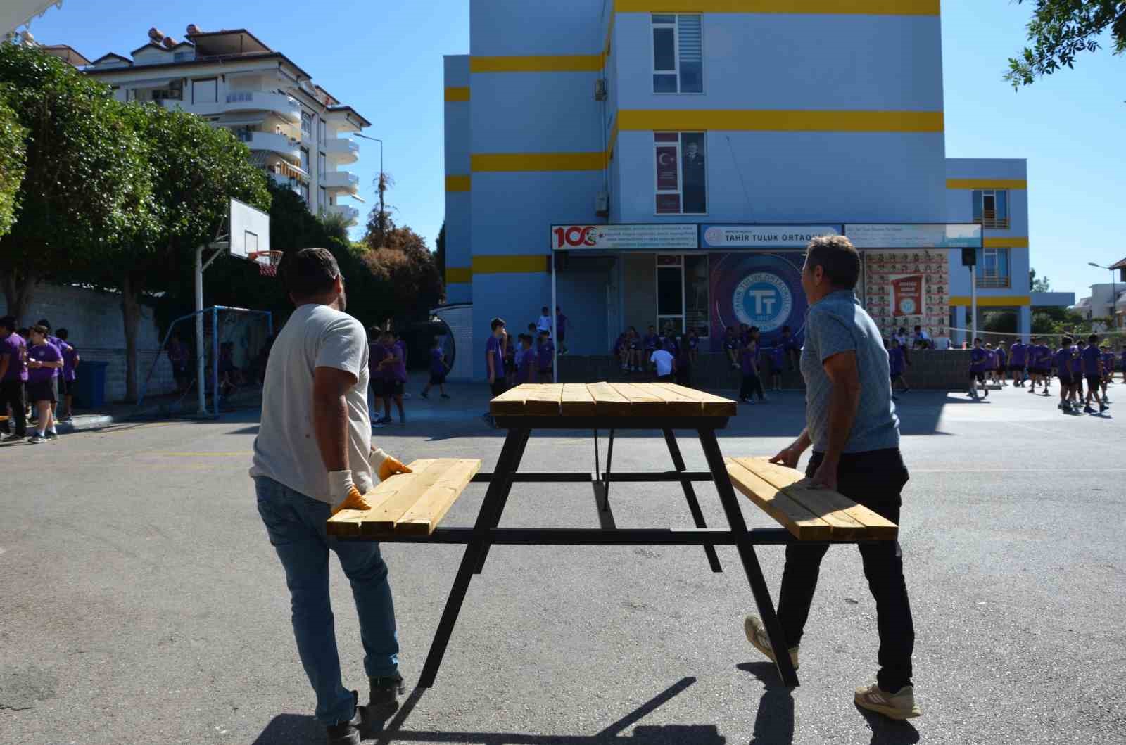 Büyükşehir’den kurumlara bank ve piknik masası desteği