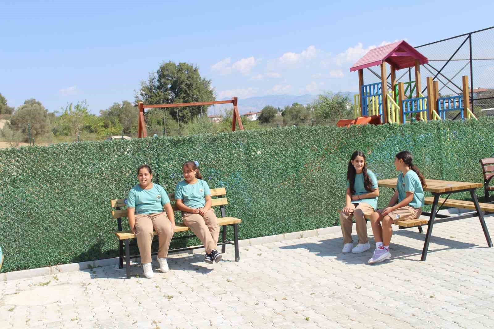 B&uuml;y&uuml;kşehir&rsquo;den kurumlara bank ve piknik masası desteği
