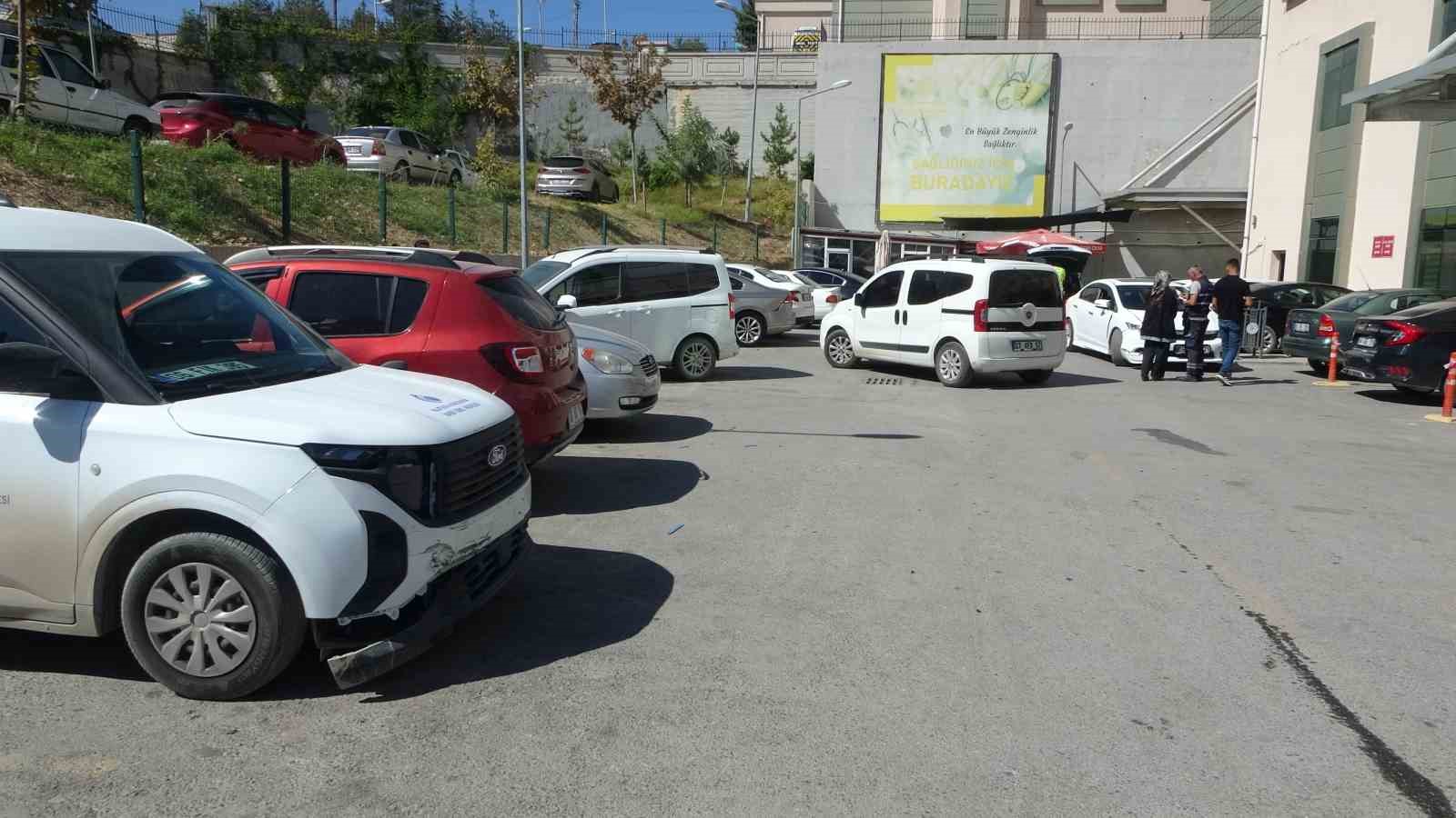 Kalp krizi ge&ccedil;iren s&uuml;r&uuml;c&uuml; 7 araca &ccedil;arptı
