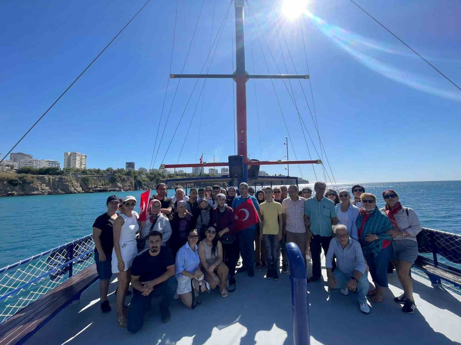 "Kitaplar Konuşuyor" projesi gönüllülerle denize açıldı