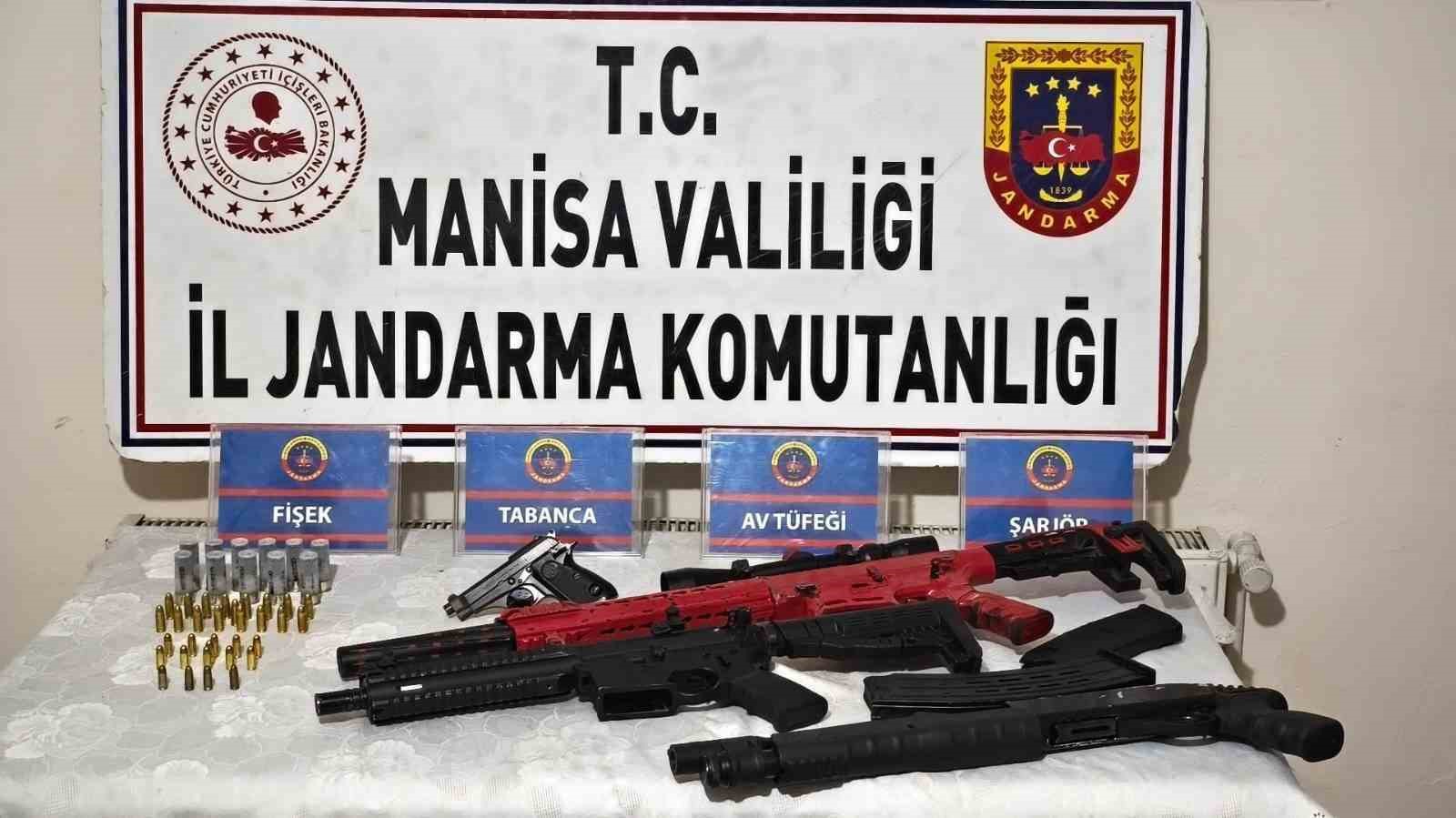 Manisa&rsquo;da eğlence mekanlarından tabanca ve t&uuml;fek &ccedil;ıktı
