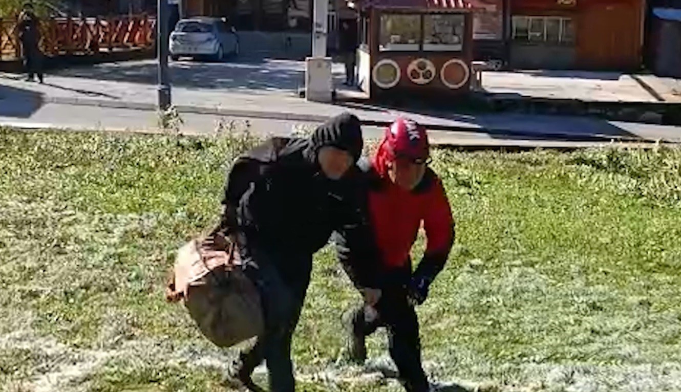 Rize’de Ayder Yaylası’nın yolu kapalı olunca yayladaki yerli ve yabancı turistler helikopterlerle tahliye ediliyor
