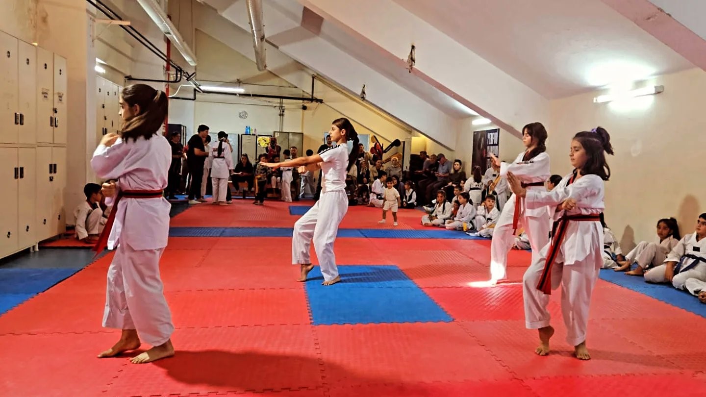 Eskişehir&rsquo;de 40 taekwondo sporcusu kuşak atladı
