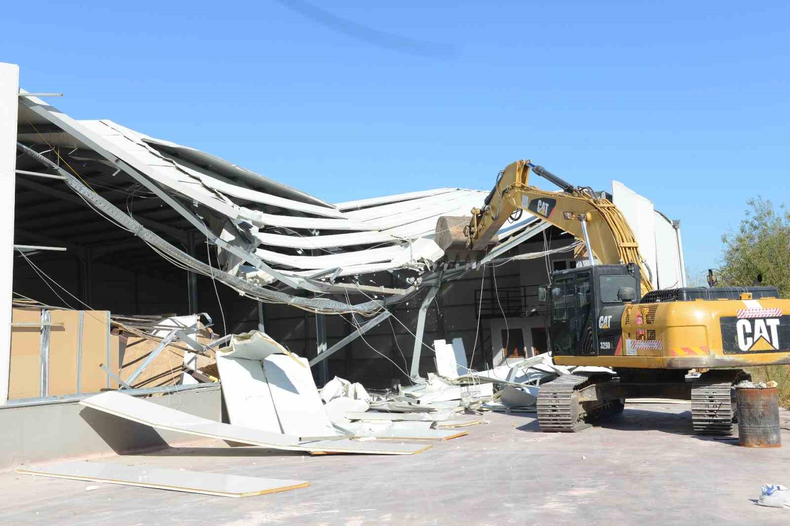 Ürünlü&rsquo;de 2 kaçak yapı yıkıldı