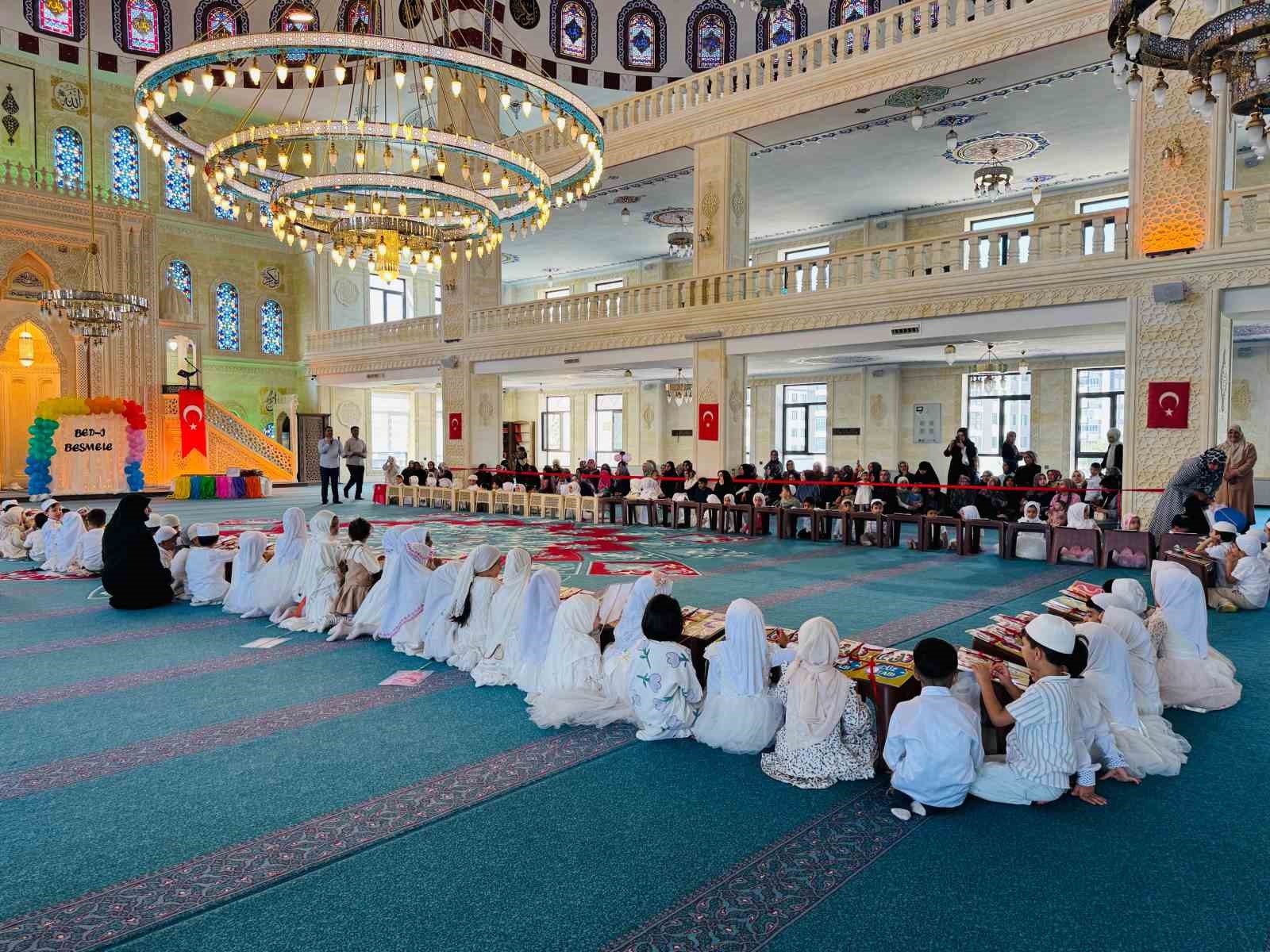 Diyarbakır’da minik öğrenciler Kur’an-ı Kerim öğrenmeye ilk adımlarını attı
