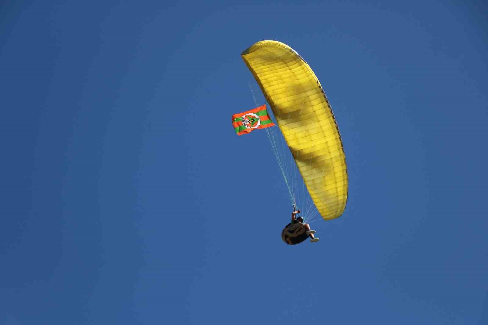 Dünya üçüncülüğü kupası ile Alanyaspor tesislerine paraşütle indi, kupayı Başkan Çavuşoğlu’na takdim etti

