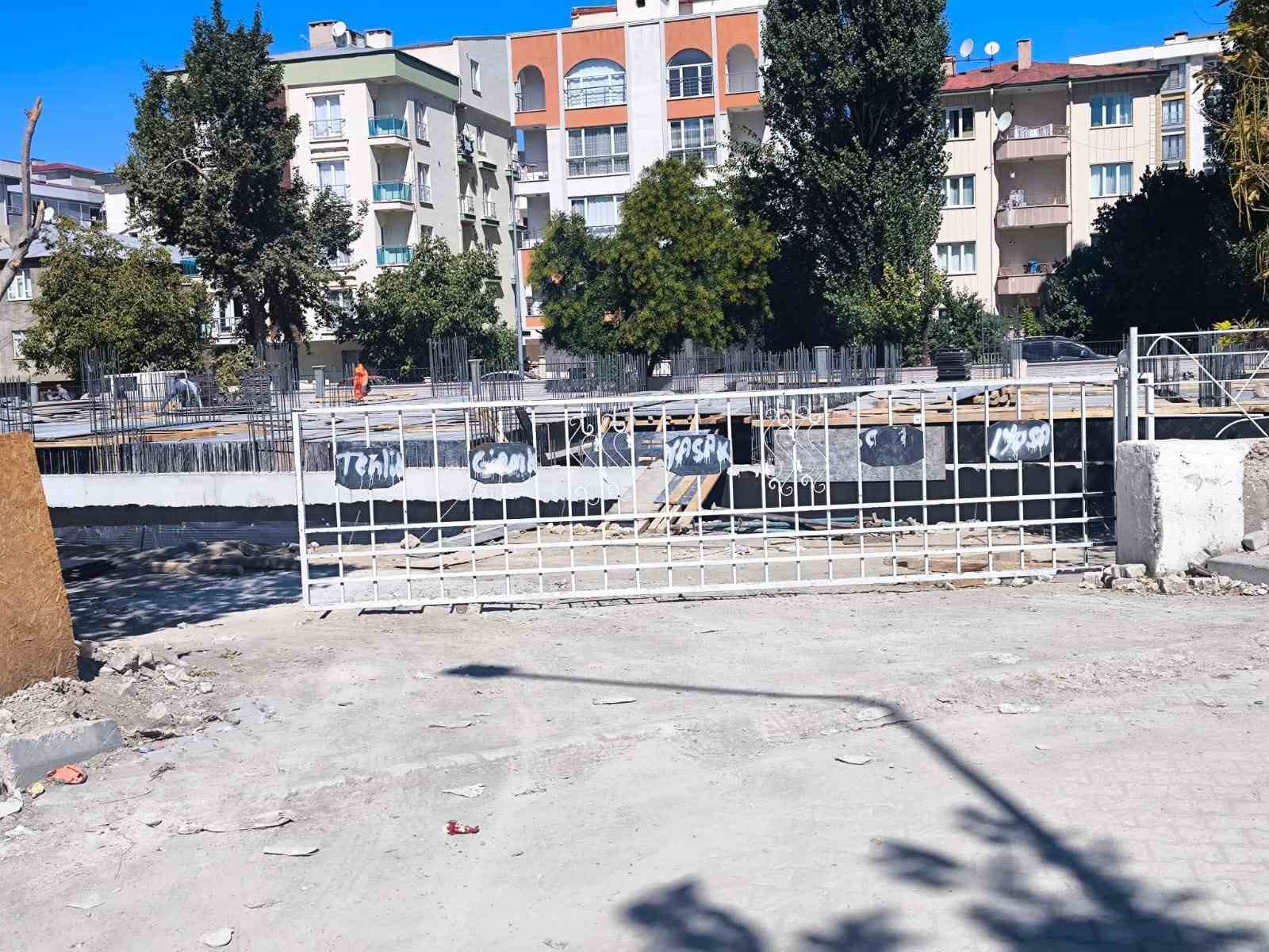 İpekyolu&rsquo;nda velilerden belediyeye &ccedil;&ouml;p tepkisi
