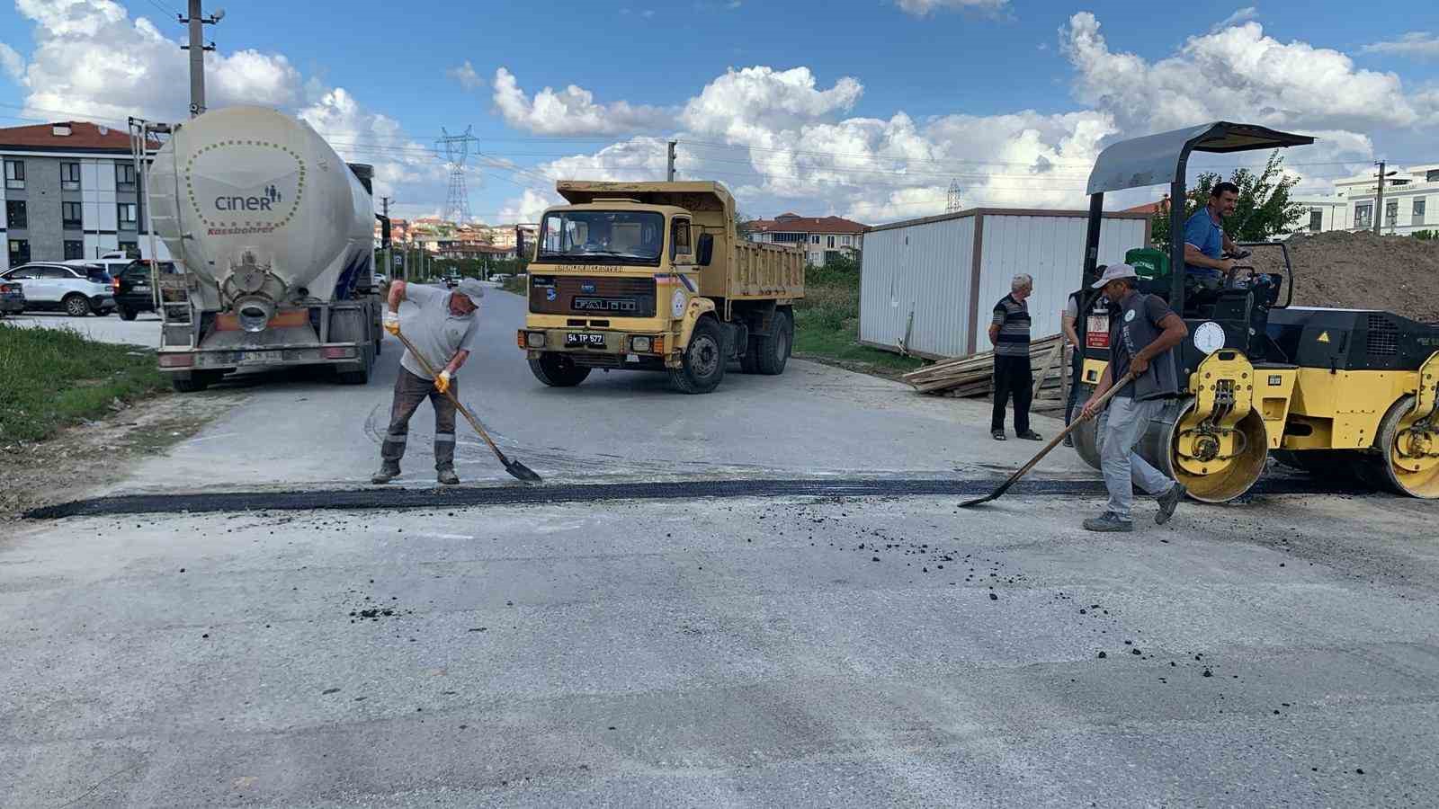 Erenler&rsquo;de fiber internet &ccedil;alışmalarının ardından asfalt &ccedil;alışması başladı
