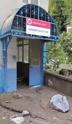 Artvin’in Borçka ilçesindeki sel sonrası Karşıköy Camii çamur içinde kaldı
