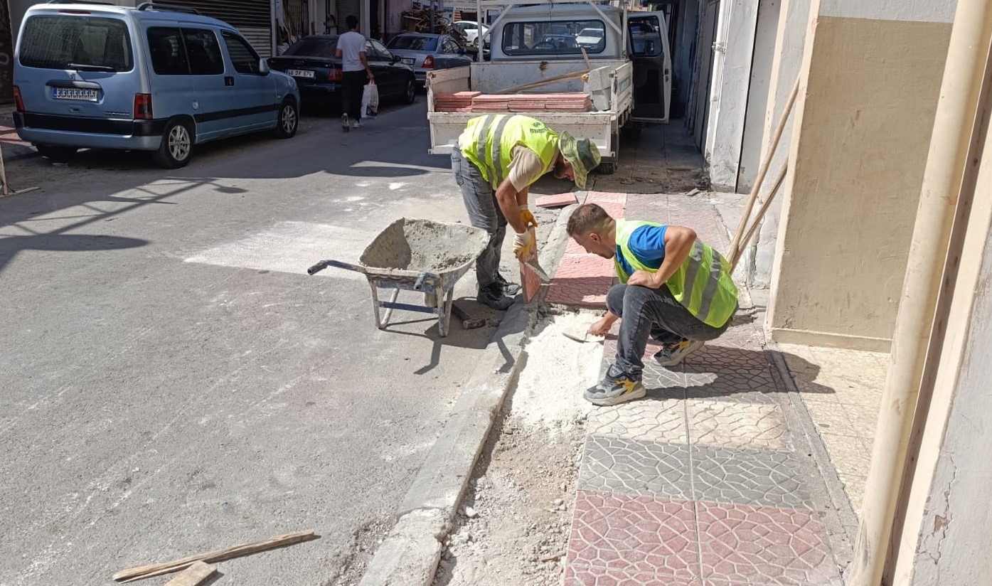 Akdeniz&rsquo;de yol ve sokak yenileme &ccedil;alışmaları s&uuml;r&uuml;yor
