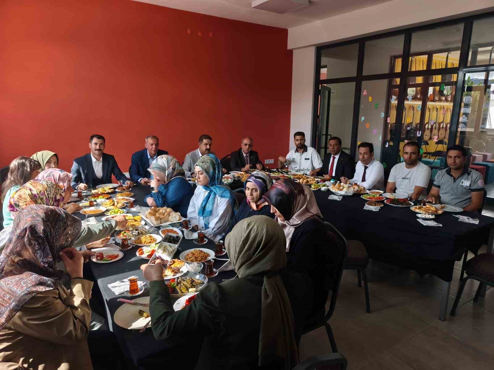 Muradiye Halk Eğitim Merkezinden usta &ouml;ğreticilere teşekk&uuml;r kahvaltısı
