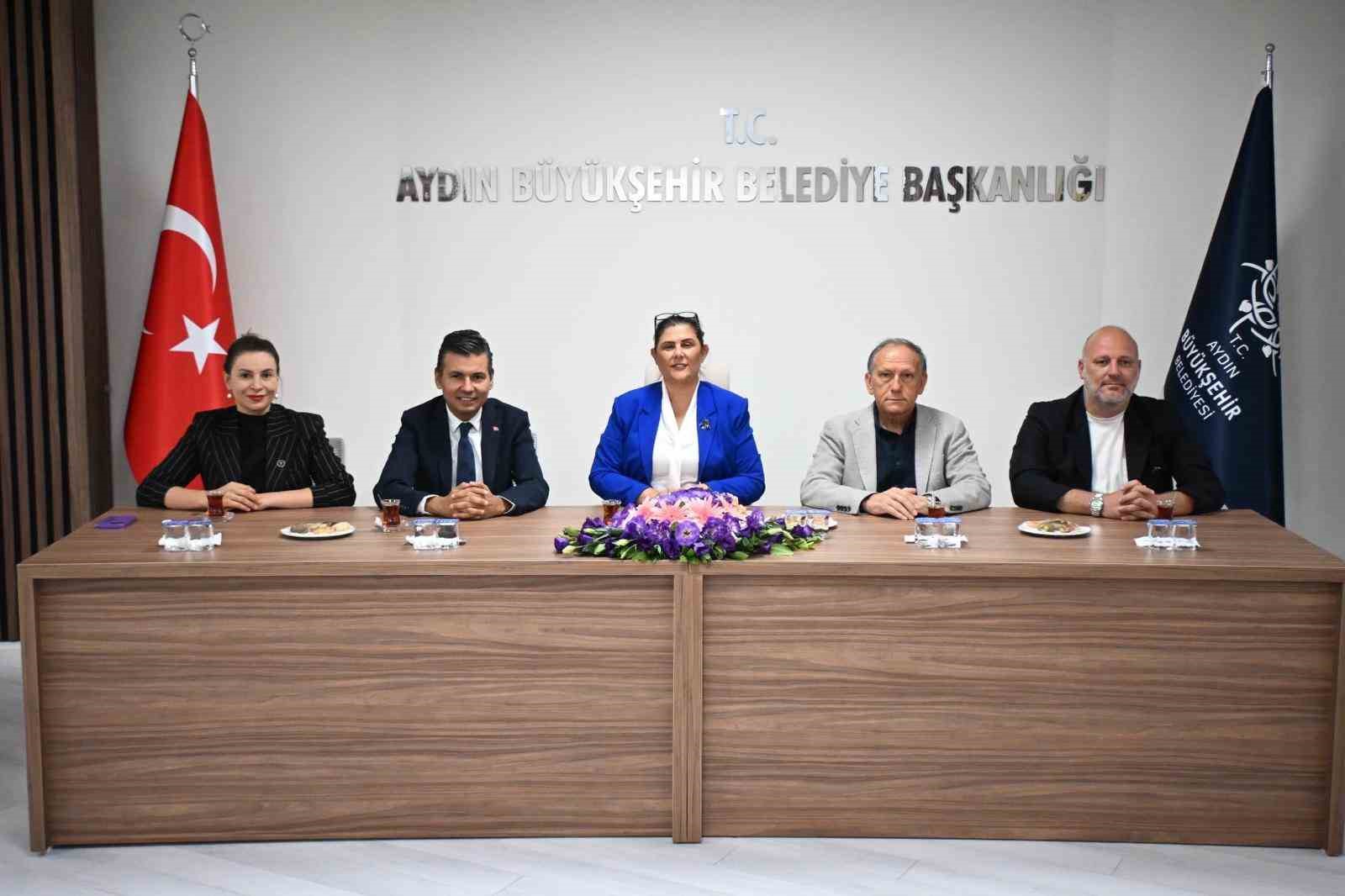 AK Parti Kuşadası heyeti, Başkan &Ccedil;er&ccedil;ioğlu ile g&ouml;r&uuml;şt&uuml;
