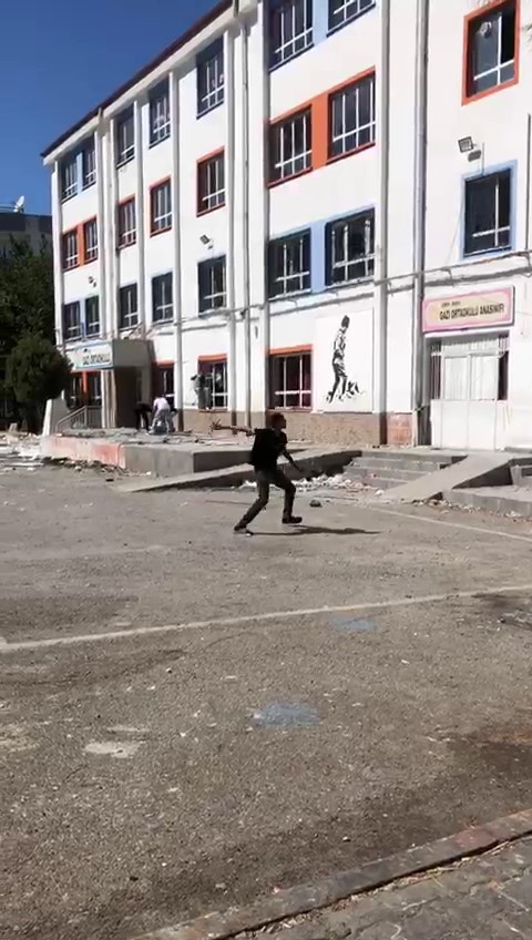 Okulun camlarını kırdılar, bah&ccedil;esinde ateş yaktılar
