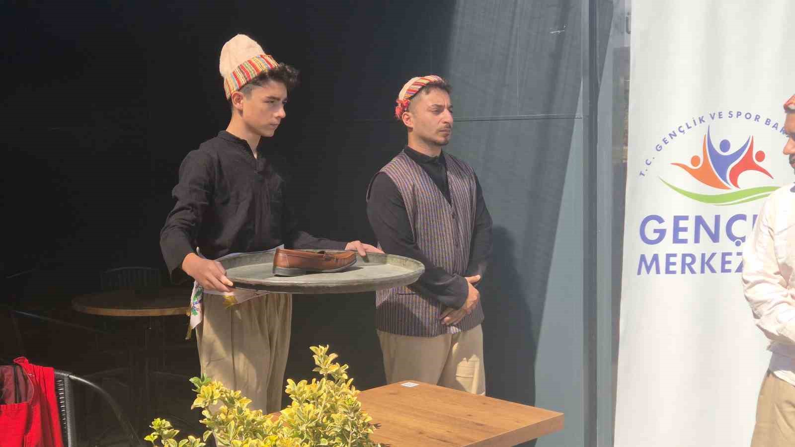 &rsquo;Pabucu dama attılar&rsquo;
