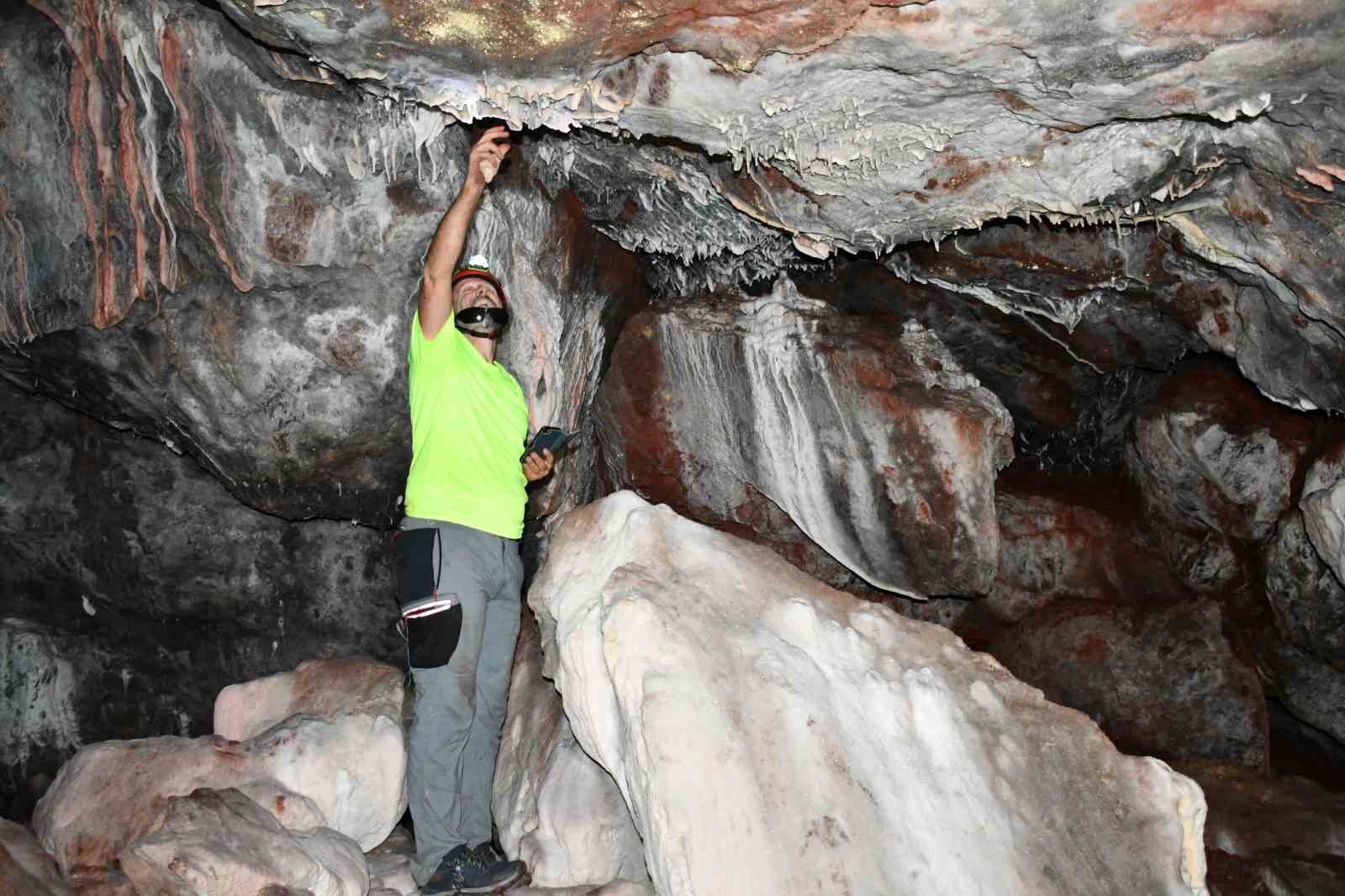Tümülüsü andıran tepedeki mağaranın turizme kazandırılmasını istiorlar