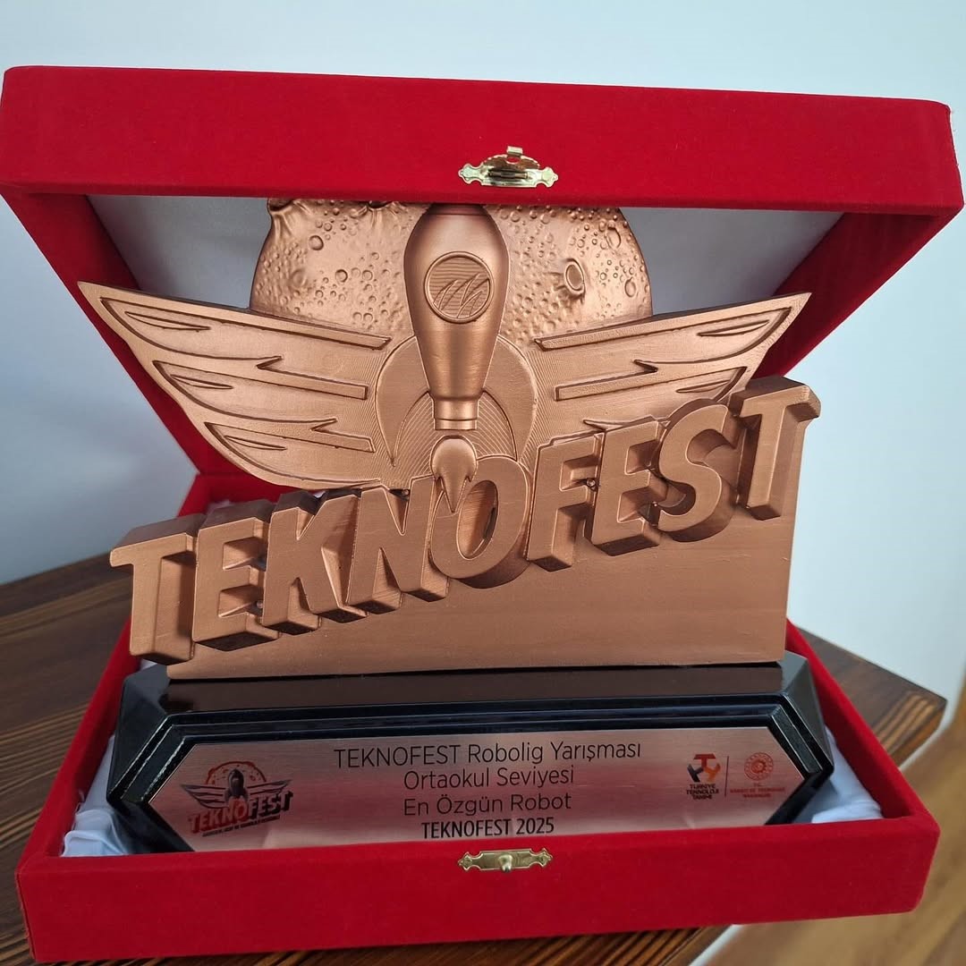 TEKNOFEST&rsquo;te &Ouml;zg&uuml;nl&uuml;k &Ouml;d&uuml;l&uuml;&rsquo;n&uuml; Ata Ortaokulu kazandı
