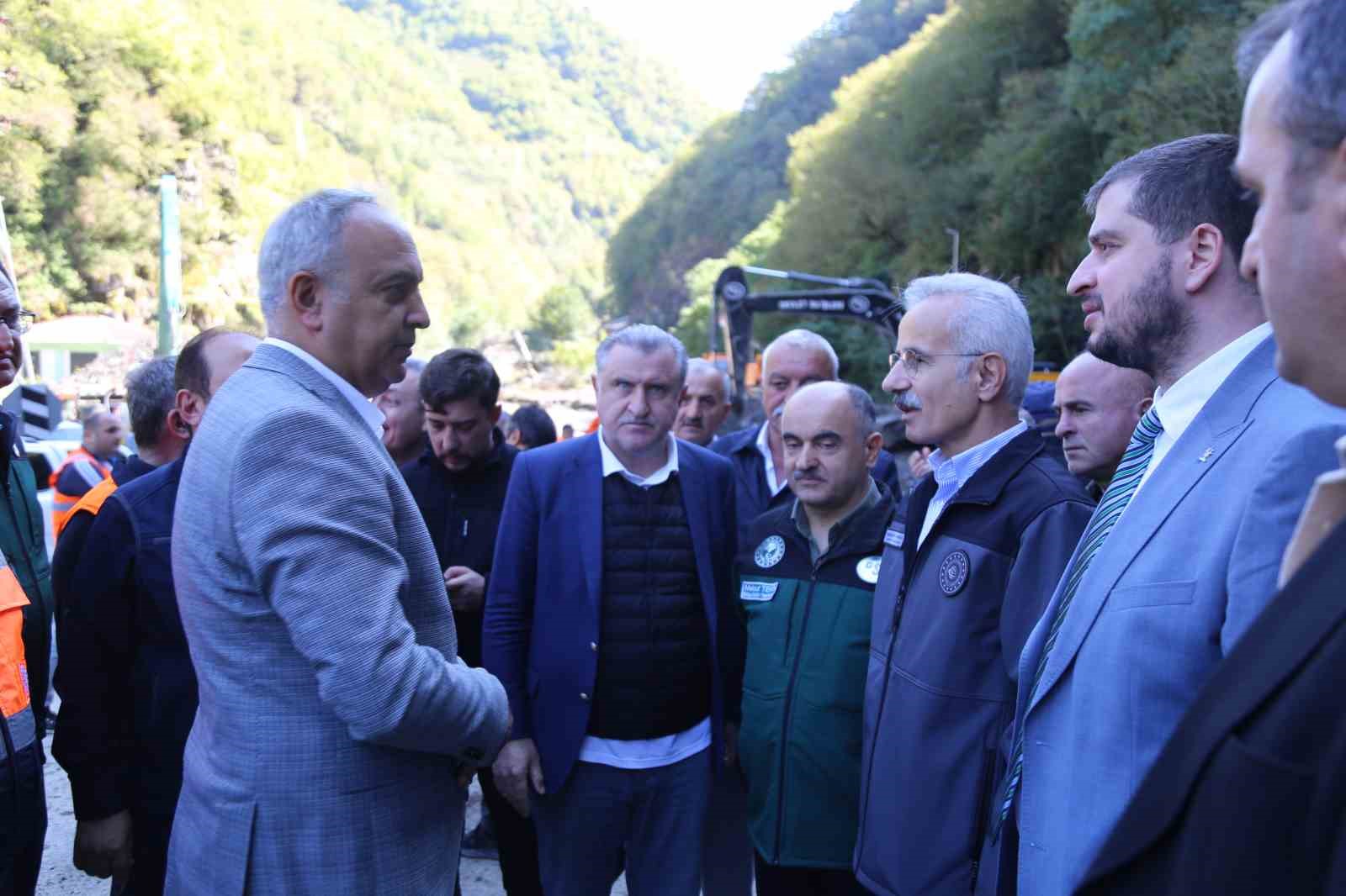 Bakanlar Uraloğlu ve Bak sellerden zarar gören Artvin’in Borçka ilçesinde incelemelerde bulundu