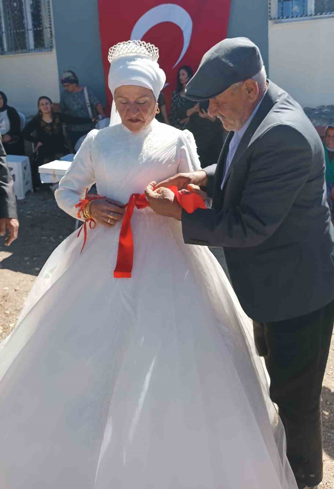 Bitmeyen ak: 4 ocuklu 9 torunlu ift, 40 yl sonra dn yapt
