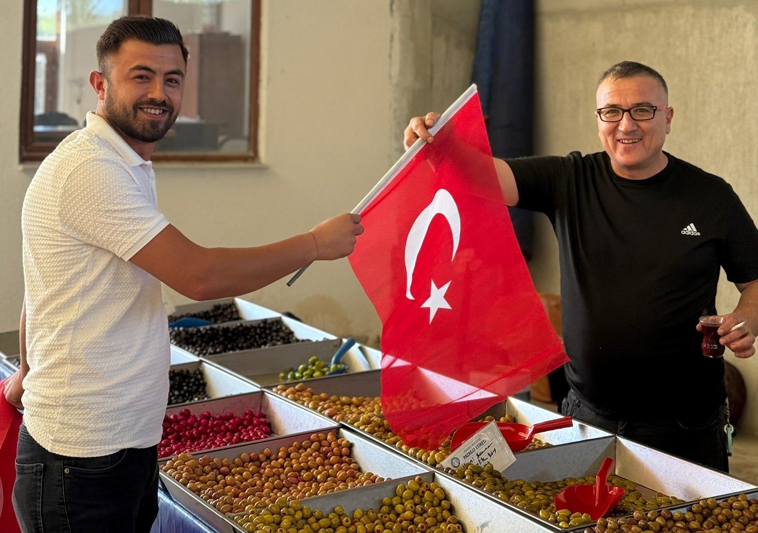 Hisarcık AK Gençlikten üye kaydı ve esnafa Türk bayrağı dağıtımı