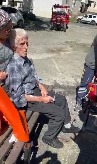 Borçka’da sel nedeniyle yolu kapanan köydeki hasta helikopterle hastaneye sevk edildi