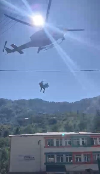 Borçka’da sel nedeniyle yolu kapanan köydeki hasta helikopterle hastaneye sevk edildi
