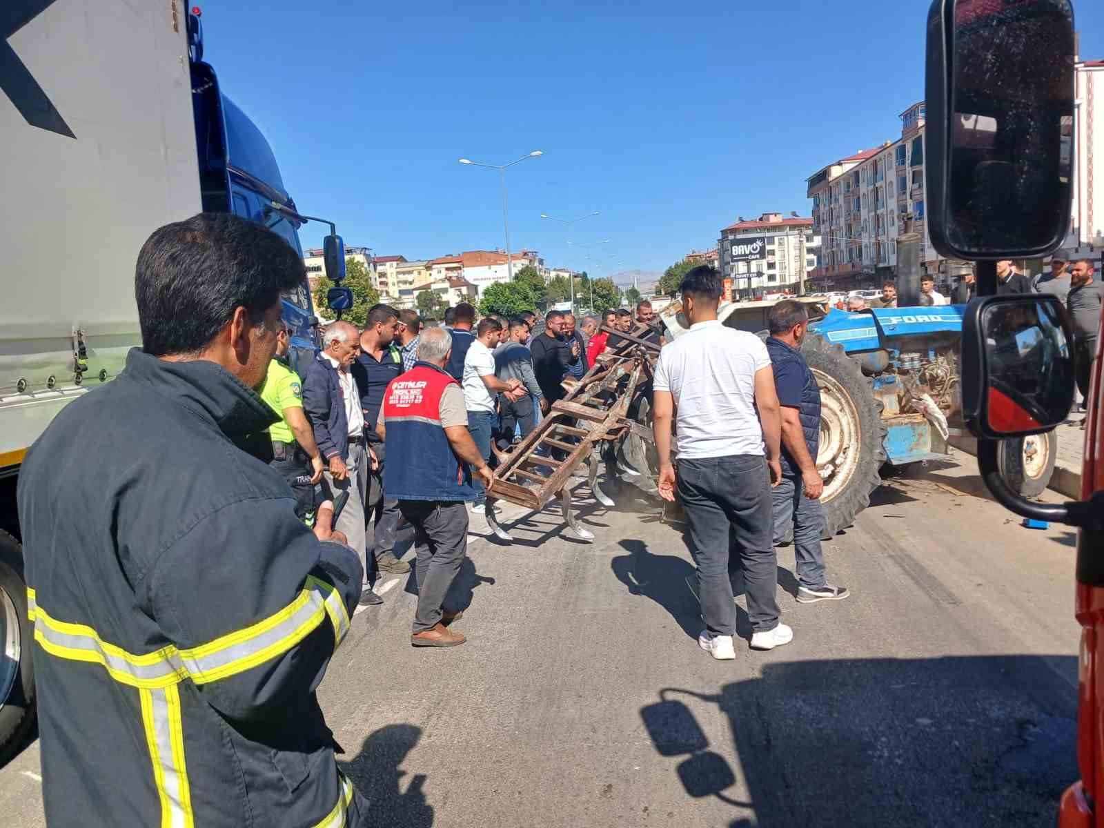 Elazığ&rsquo;da trakt&ouml;r devrildi: 2 yaralı
