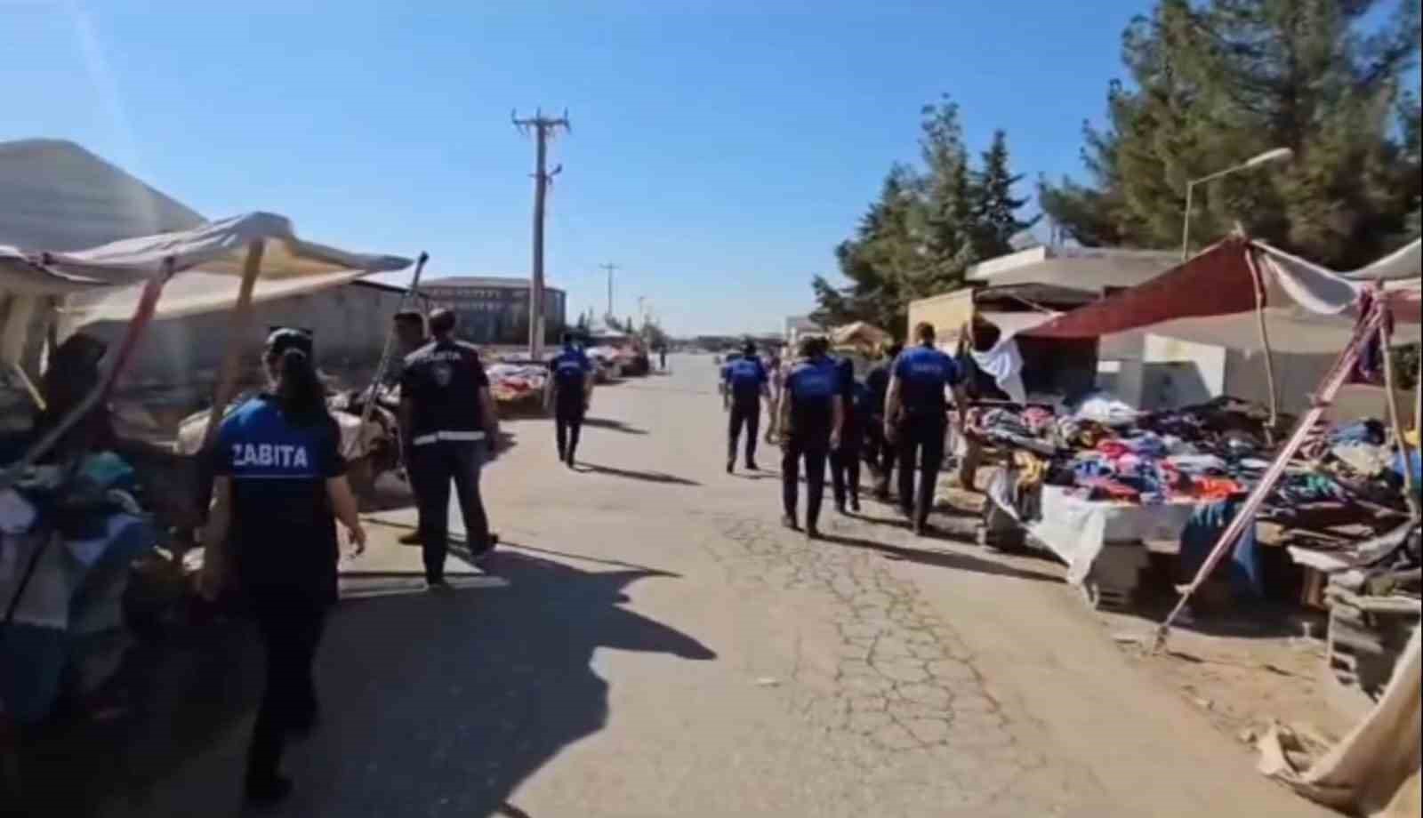 Zabıta m&uuml;d&uuml;r&uuml; pazarcı esnafını sıraya dizip azarladı
