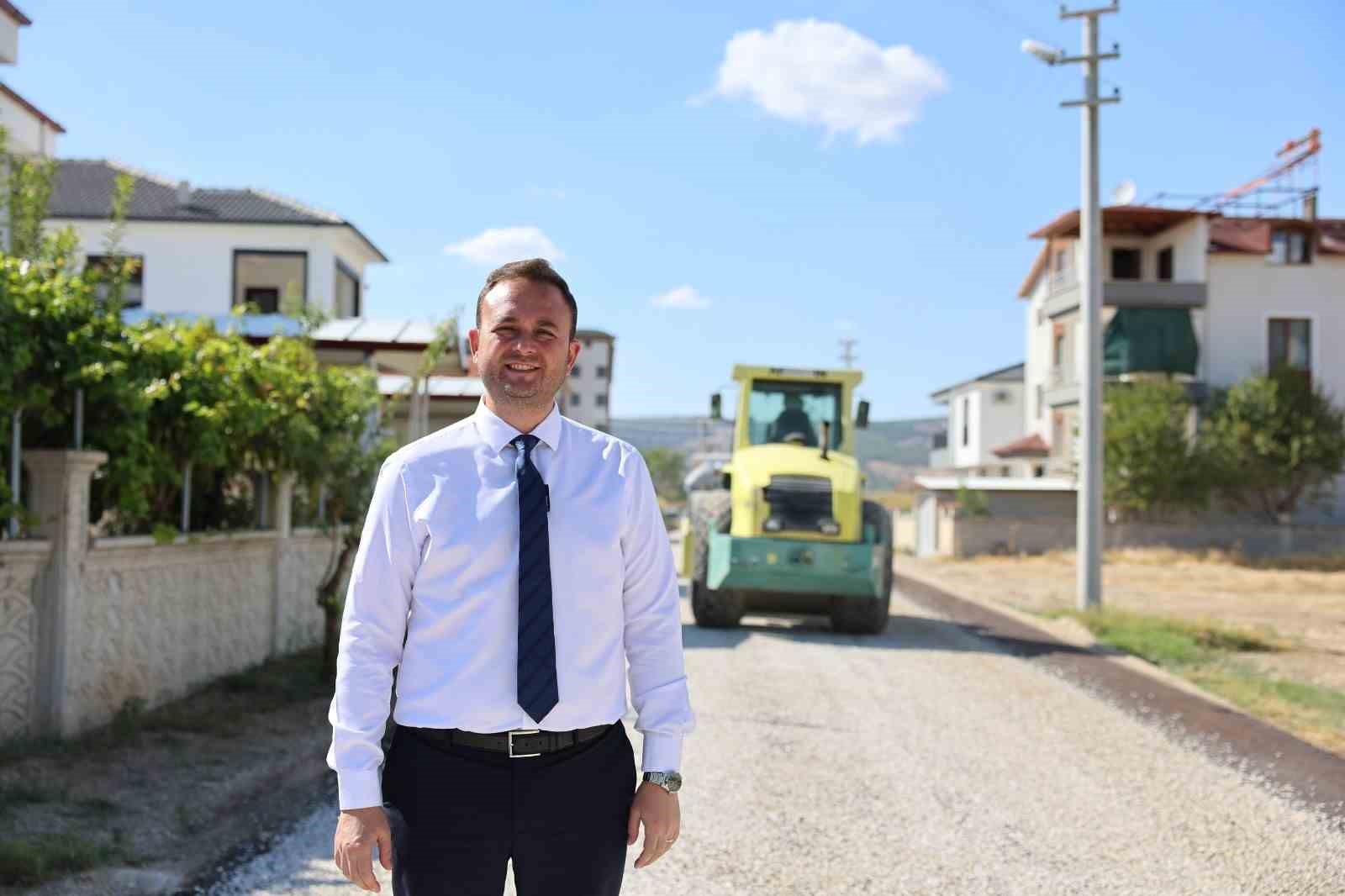 Başkan Dere direksiyona geçip Çivril’nin iki mahallesinde asfalt çalışmasını noktaladı