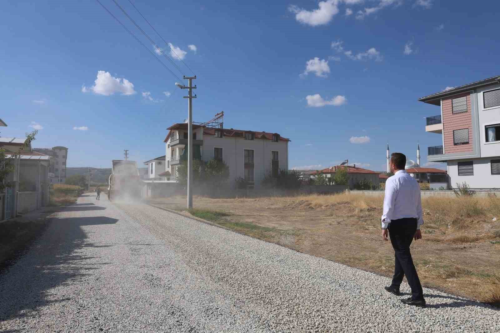 Başkan Dere direksiyona ge&ccedil;ip &Ccedil;ivril&rsquo;nin iki mahallesinde asfalt &ccedil;alışmasını noktaladı
