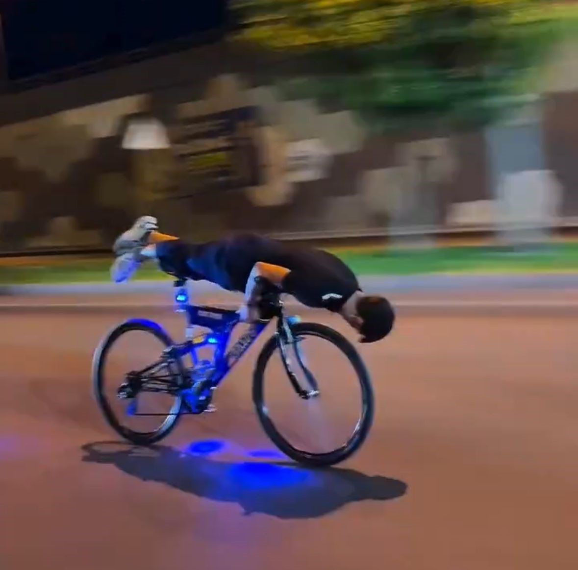 Bisiklet süren gençler canlarını hiçe saydı