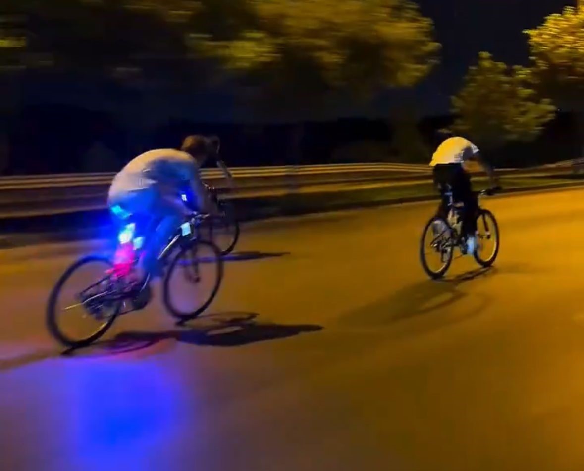 Bisiklet s&uuml;ren gen&ccedil;ler canlarını hi&ccedil;e saydı
