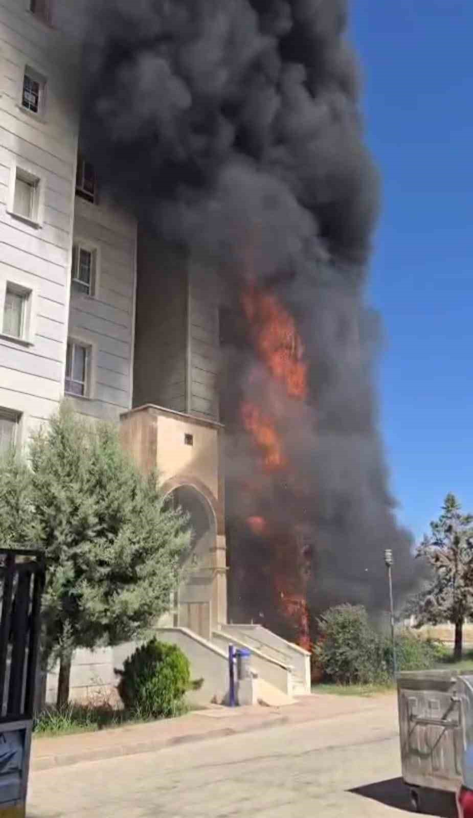 Apartmanın giriş katında yangın çıktı