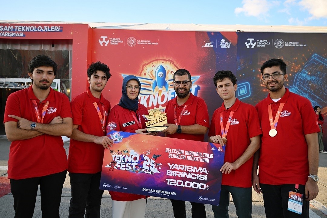 MCBÜ’lü öğrenciler ödülünü Cumhurbaşkanı Erdoğan’dan aldı